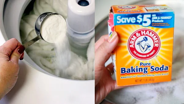 Hình ảnh hiển thị việc đổ bột baking soda từ một hộp vào máy giặt.