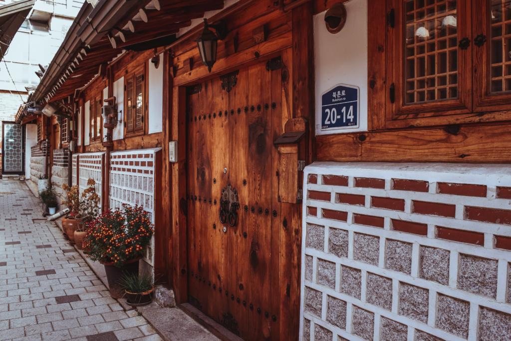 What to Do in Bukchon Hanok Village, Seoul bukchon hanok village seoul south korea what to do what to see what to eat travel blog SVADORE travel guide november winter fall-1