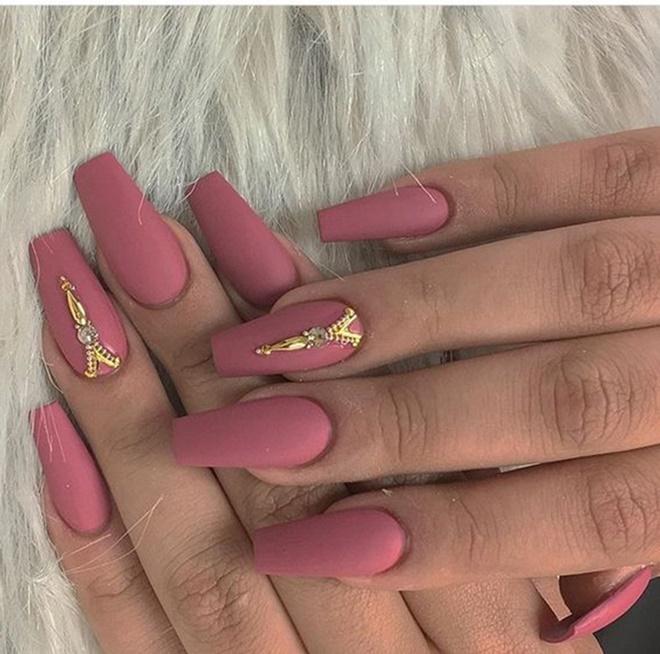 Mùa thu đông năm nay đừng bỏ qua 7 màu nails cực hot này!