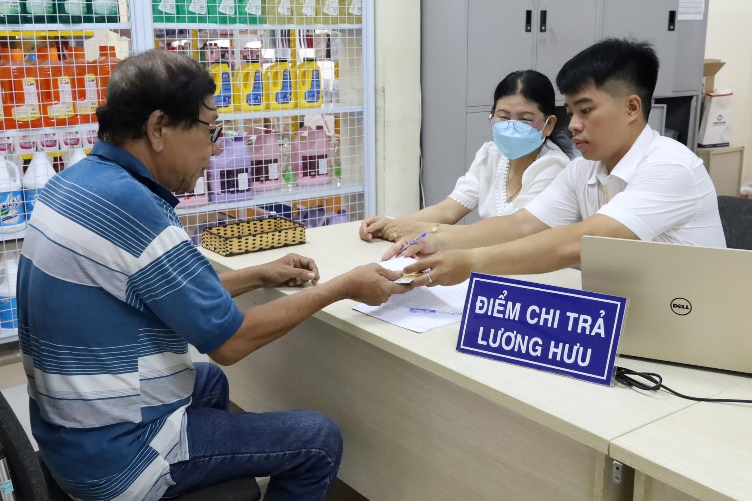 Sinh năm 1964 thì khi nào được nhận lương hưu và bao nhiêu tiền?