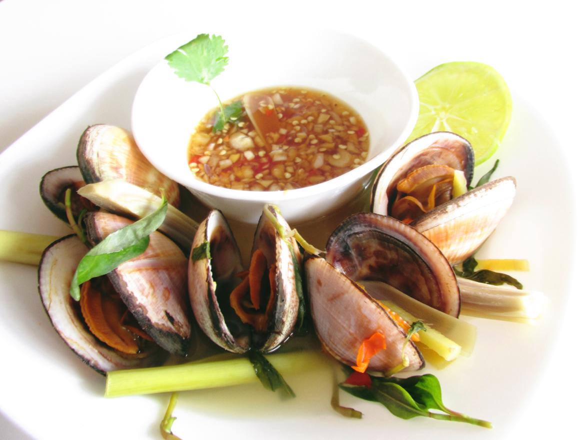 Nghêu Hấp Sả Ớt (Steamed Clams With Lemongrass and Chilli)