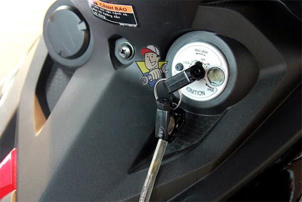 khóa cổ xe máy nhanh chóng