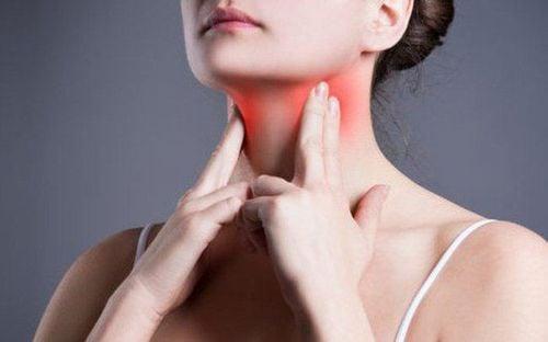 Người bệnh xuất hiện triệu chứng đau rat họng cần đến gặp bác sĩ