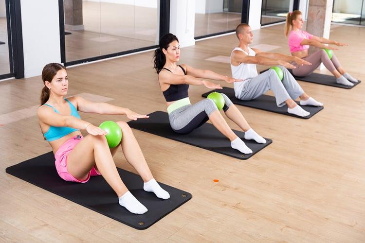 bài tập pilates cho chân vòng kiềng: Roll up