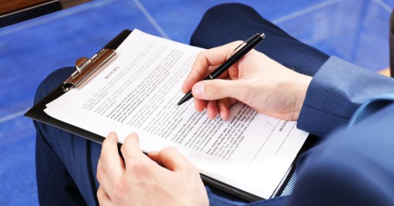 Cách cầm bút đúng để viết chữ đẹp, ít chai tay