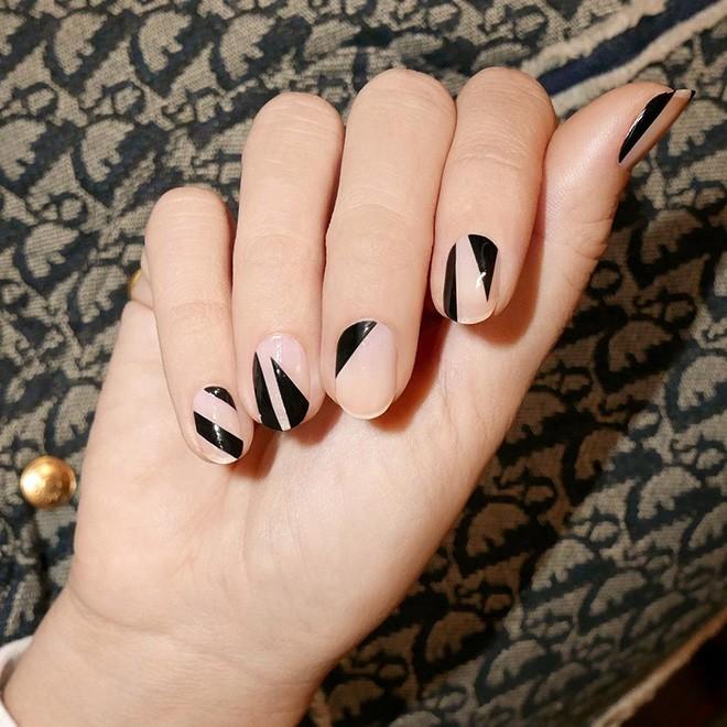 Năm 2021 đến rồi, mẫu nail màu đen ngỡ đơn giản cũng có trăm kiểu cho nàng thử quanh năm